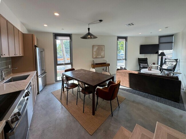 Building Photo - 4560 Huntington Dr S