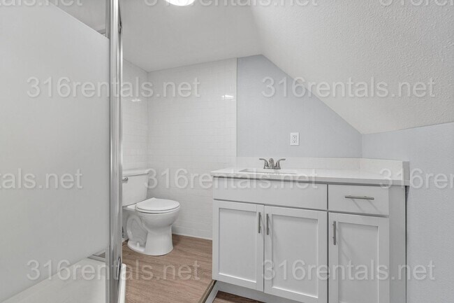 Building Photo - $850 - 1 bed 1 bath - Beautiful newly renovated Multi-family home located in Delano