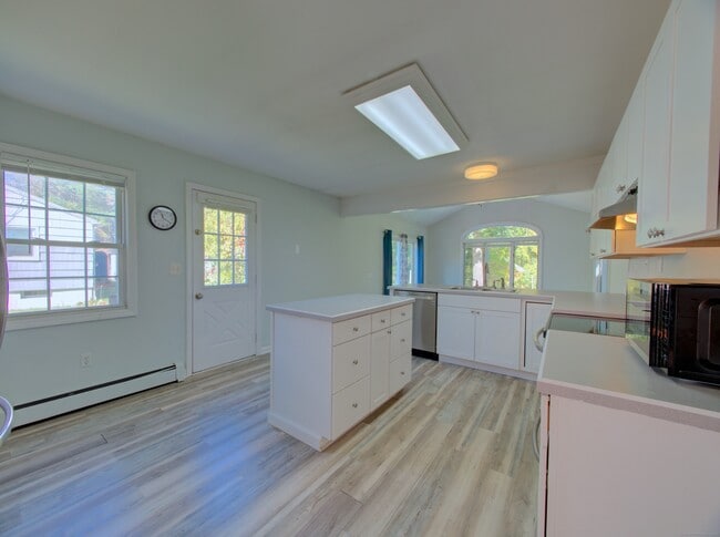 Building Photo - 24 Larchmont Terrace