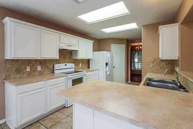 Building Photo - 16707 Great Oaks Glen Dr