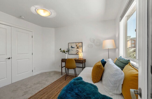 Building Photo - Top Floor 2-Bed Condo with Garage Parking