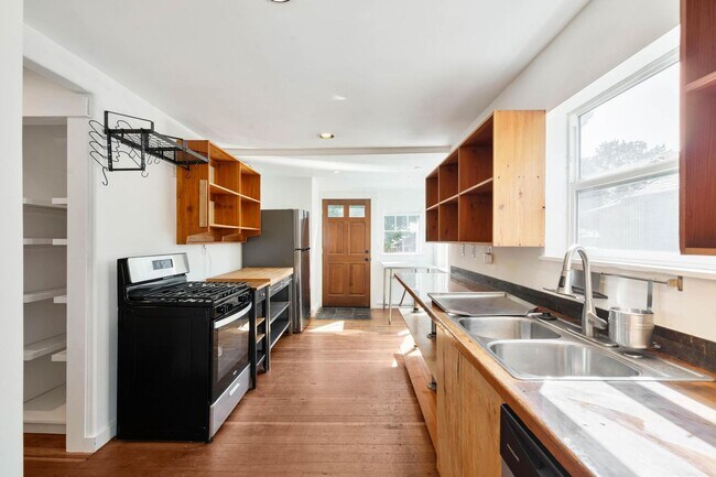 Building Photo - 236 NE Lombard St