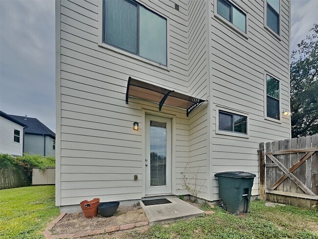 Building Photo - 9062 Laverne Cres