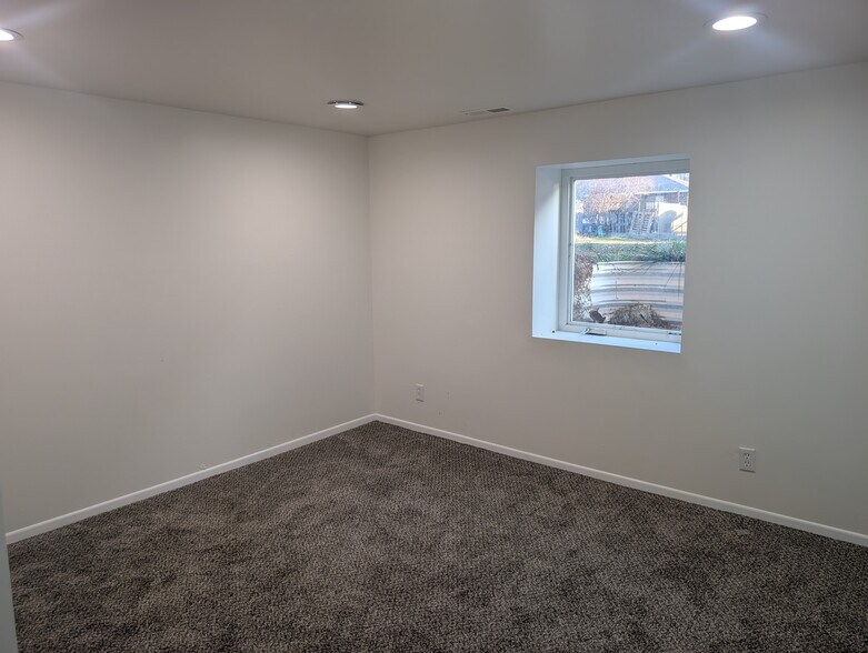 Building Photo - 220 E 300 N