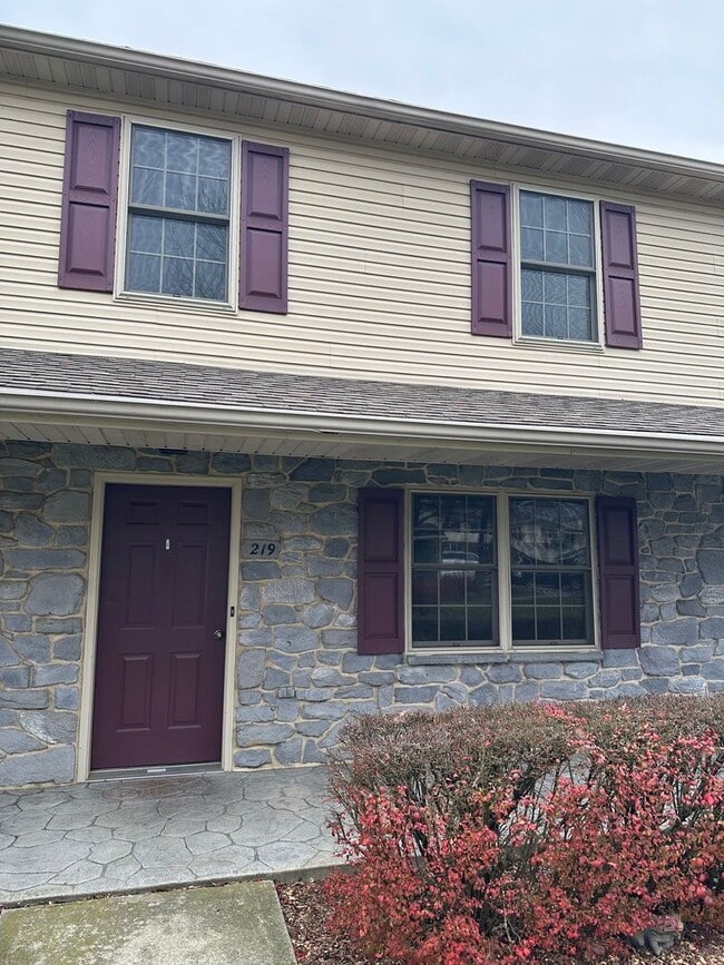 Primary Photo - 3 Bedroom Townhouse Leola