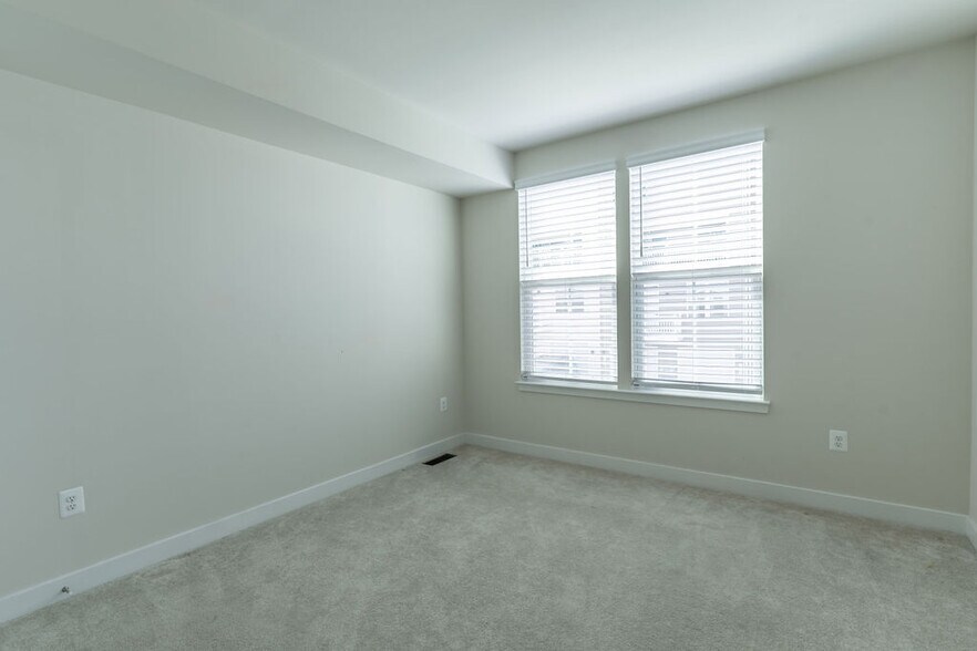 Building Photo - 100 Matisse Pl