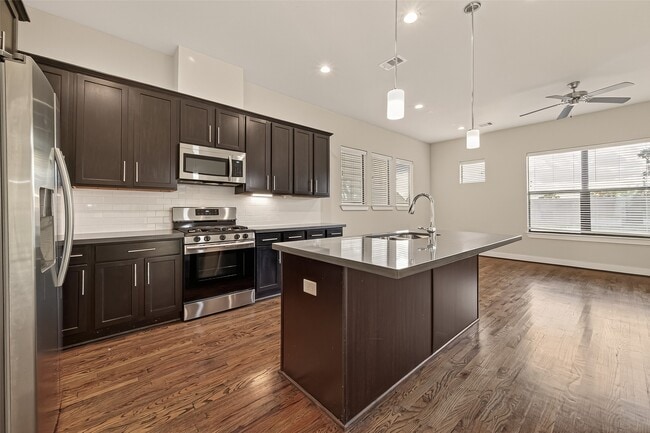 Building Photo - 3925 Tulane Oak Dr