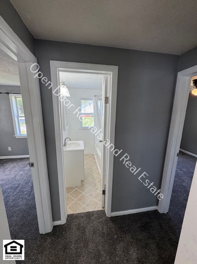 Building Photo - Newly remodeled 2 bedroom home!