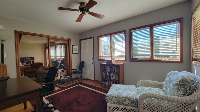 Building Photo - 1041 Carousel Ln