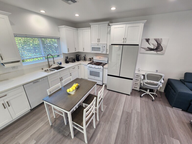 Building Photo - 10742 Gerald Ave