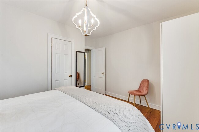 Building Photo - 2103 Pinetree Dr