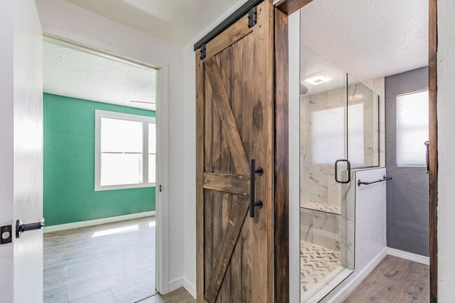 Building Photo - Charming 3 bedroom 2 bath Home - MOVE IN S...