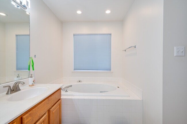 Building Photo - 2410 Dakota Lakes Dr
