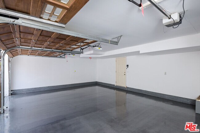Building Photo - 2628 Mandeville Canyon Rd