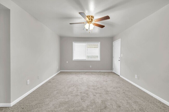 Building Photo - 1621 Line Cir