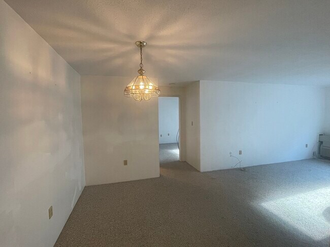 Building Photo - 9 Village Rock Ln