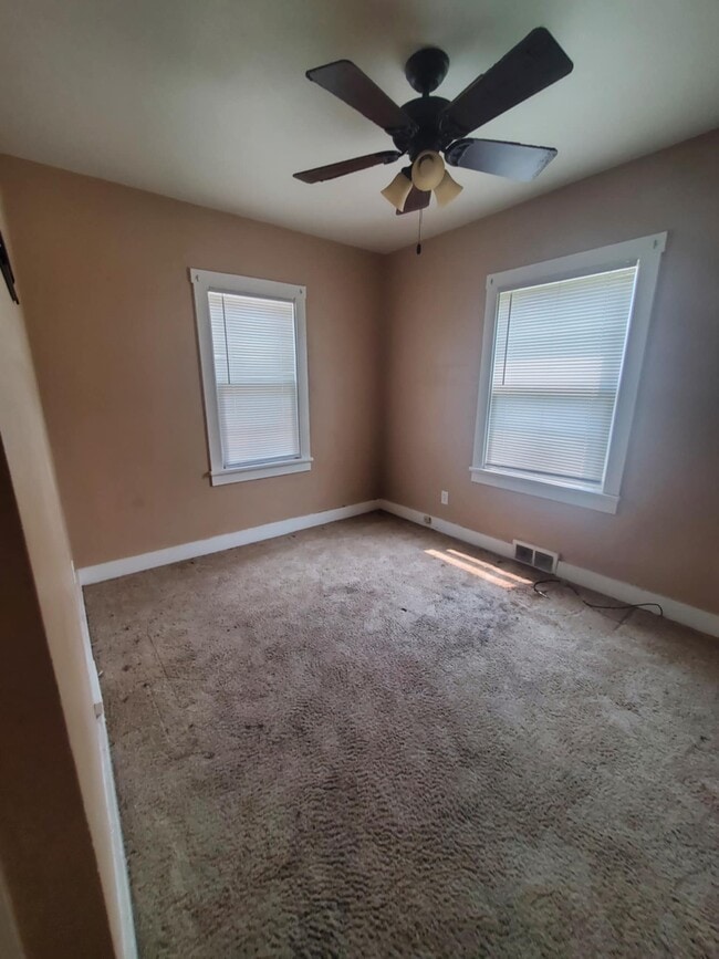 Building Photo - 1246 E Riverside Ave