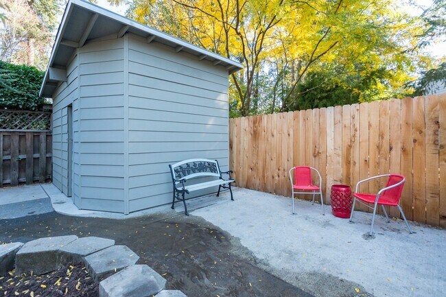 Building Photo - Gorgeous Lake Oswego Remodeled Cottage
