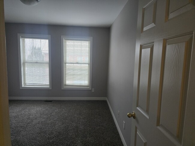 Building Photo - 5675 Hampshire Ln