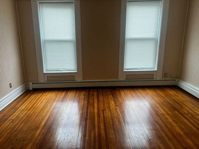 Building Photo - 136 Morton Ave