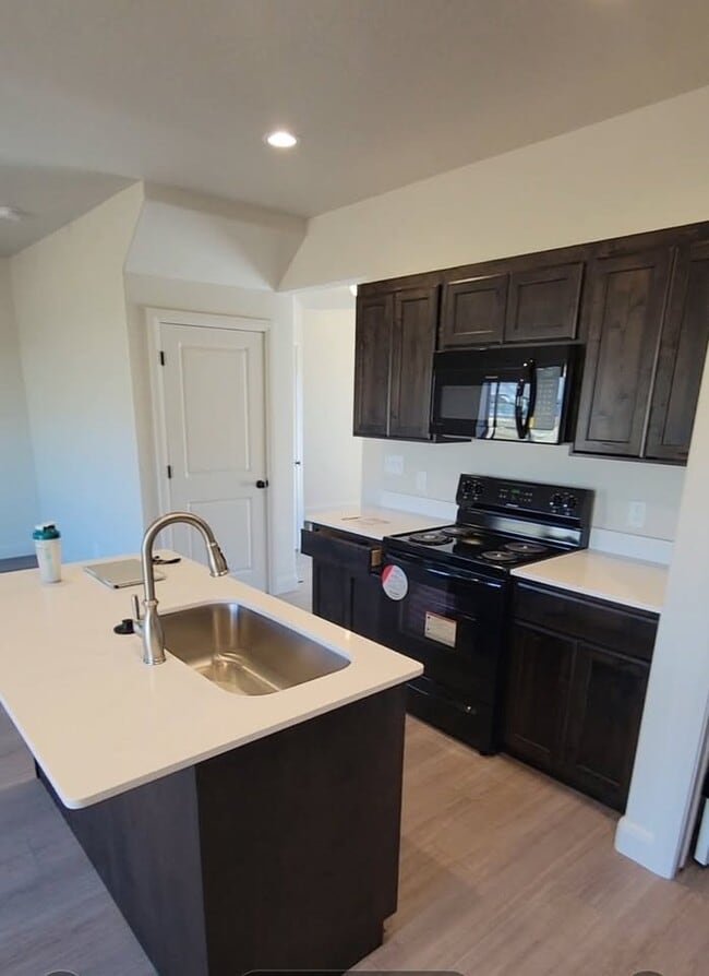 Building Photo - 858 N Old Fort Dr