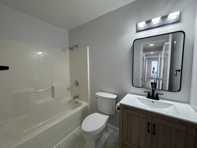 Building Photo - 357 Pine Ave