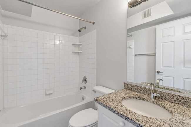 Building Photo - Luxurious 2 Level 2 Bedroom + Den 3 Bathro...