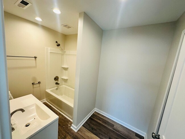 Building Photo - 2 Bedroom House Benton City Limits