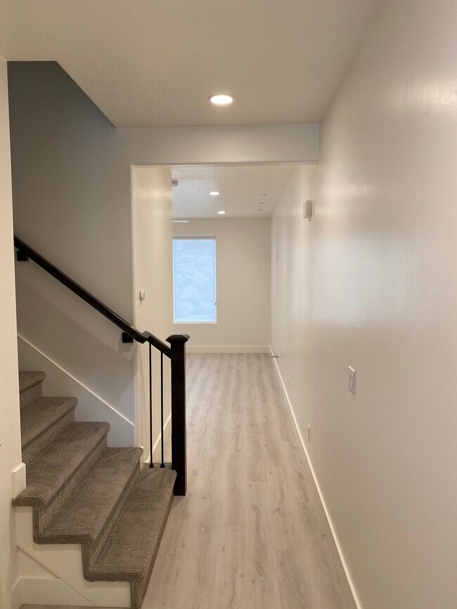 Main Floor - 956 W Vista Ridge Dr