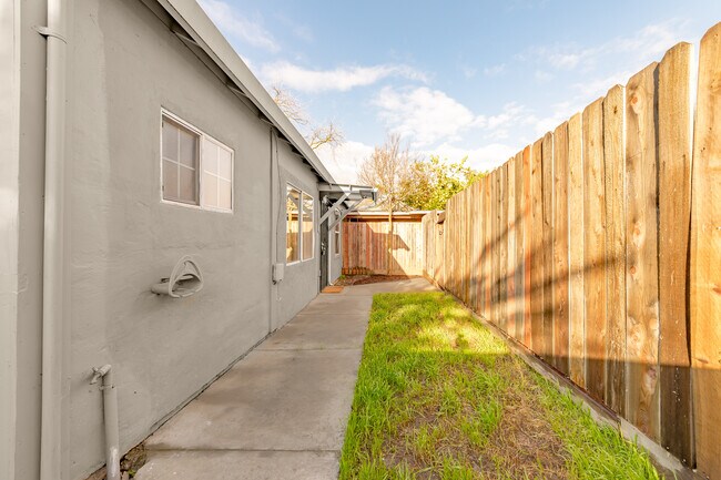 Building Photo - 4432 10th Ave