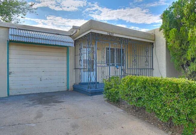 Building Photo - 3 Bedroom 2 Bathroom