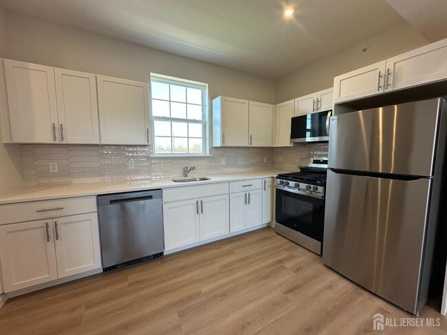 Building Photo - 88 Louis St