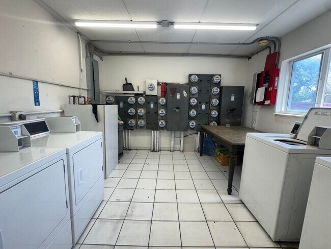 Building Photo - 1100 S Lake Dr