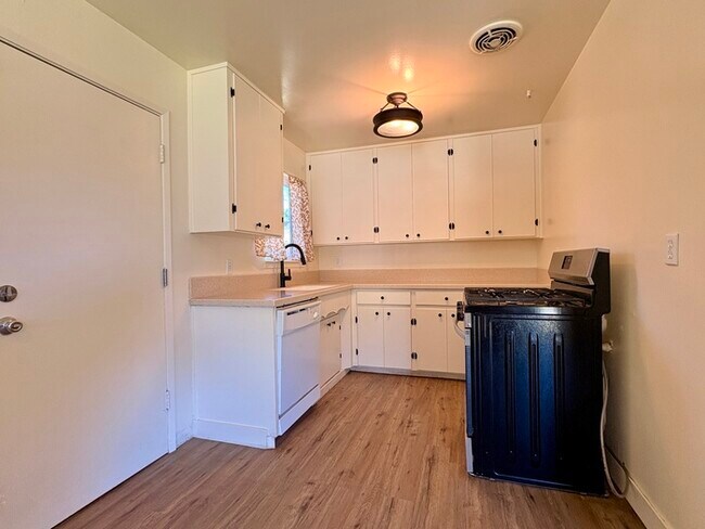 Building Photo - Great Single Story For Rent in Rio Linda CA! 3 Bedroom 1 Bathroom with large backyard