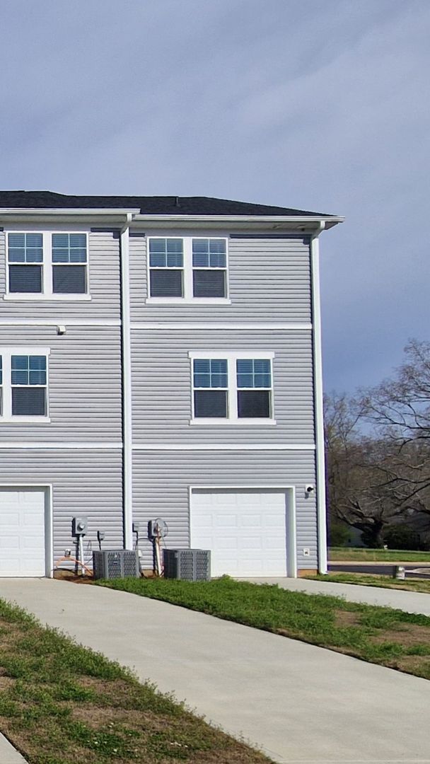 Building Photo - Brand New End Unit Townhome | 3 BR/3.5BA | 1-Car Garage | Near Downtown Mooresville