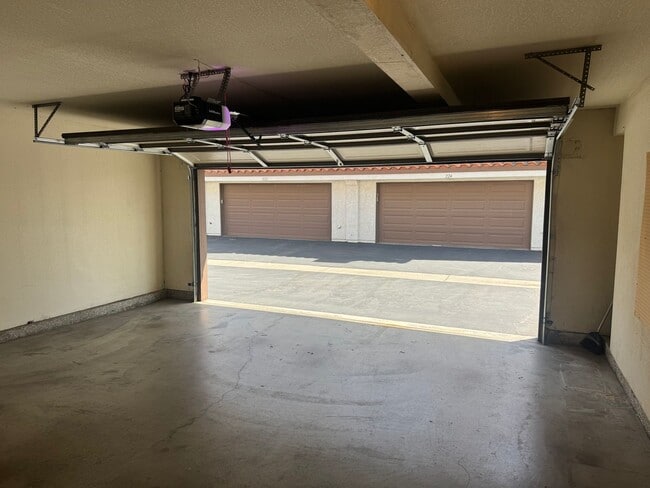 Building Photo - Palm Colony End Unit | Resort Living Included!
