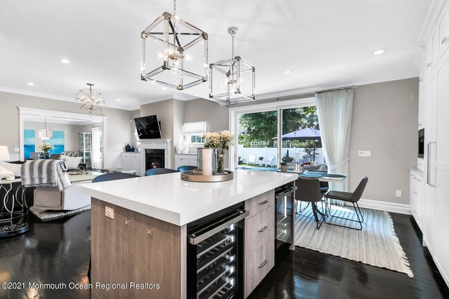 Building Photo - 2211 3rd Ave