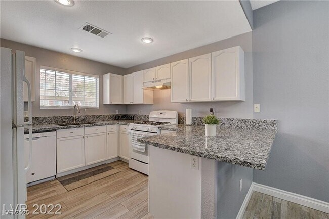 Building Photo - 352 Amber Pine St