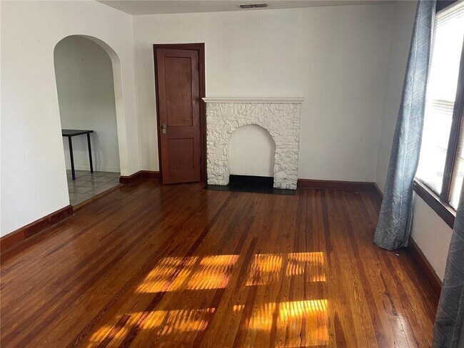 Building Photo - 1002 Drew St