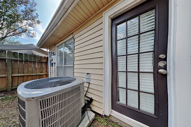 Building Photo - 7814 Greenedge Dr