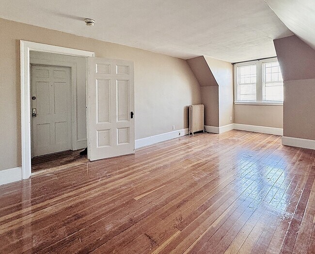 Building Photo - 587 Haverhill St