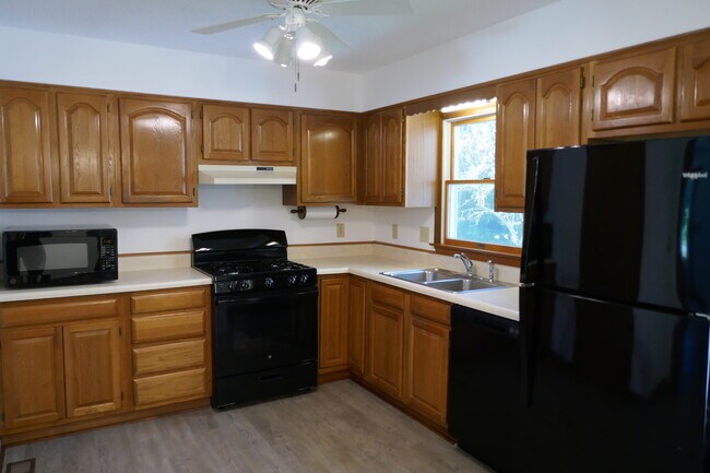 Building Photo - 368 Country Club Rd