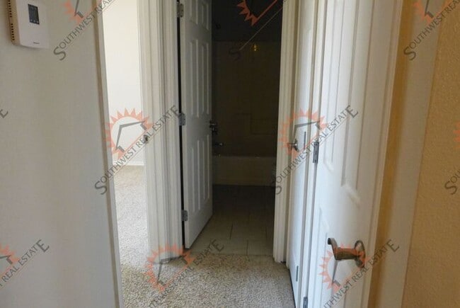 Building Photo - Perfect for roommates--2 bedroom 2 bathroo...