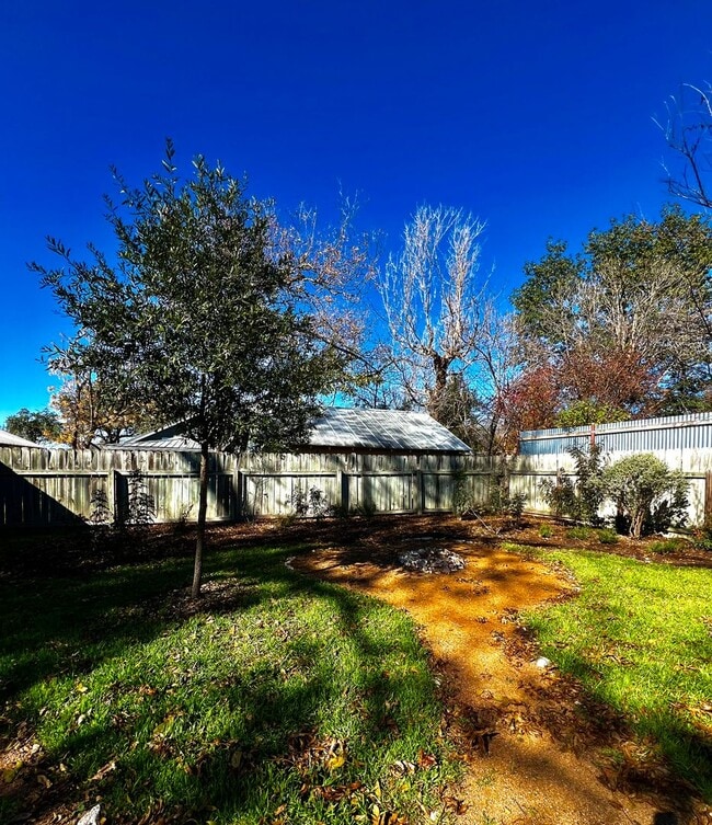 Building Photo - Charming 1940s Bungalow