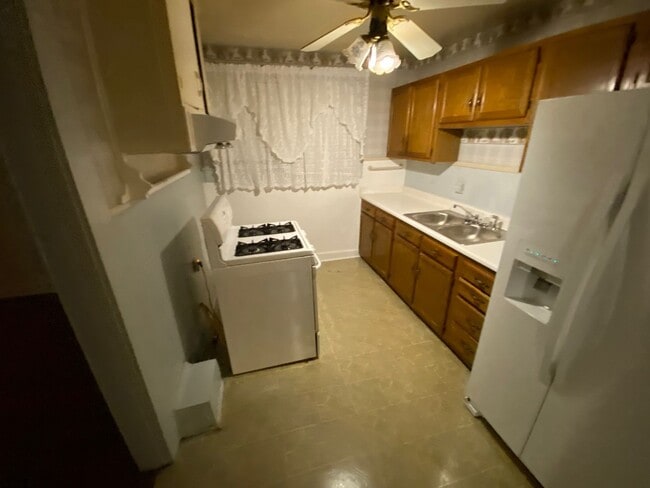 Building Photo - 2 bedrooms 1 bath - Large Yard