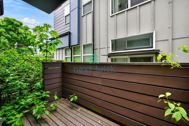 Building Photo - 2 BED & 2 BATH TOWNHOUSE FOR RENT