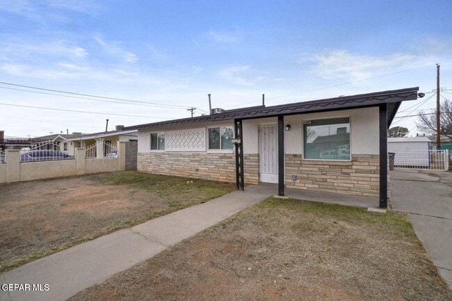 Building Photo - 5316 Saxon Dr