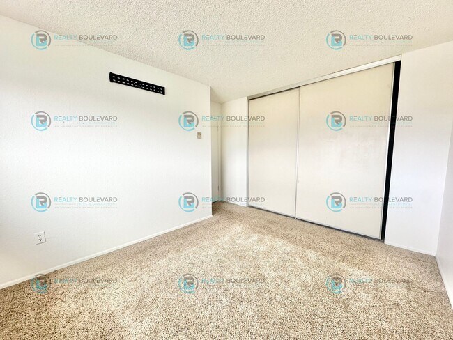 Building Photo - 527 Smithridge Park