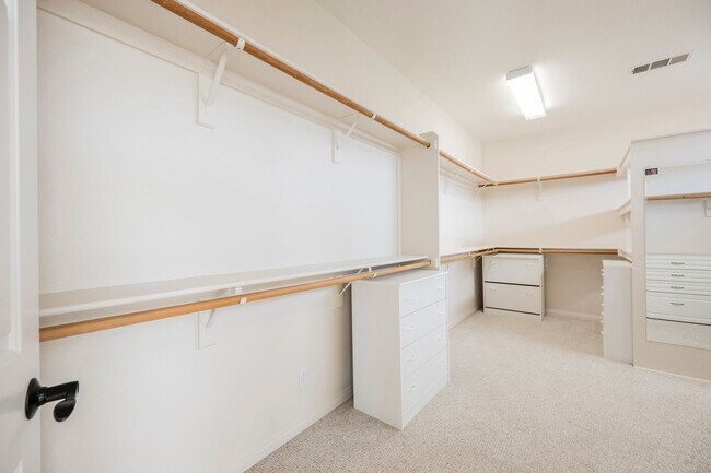 Building Photo - Luxury Home located in Henderson