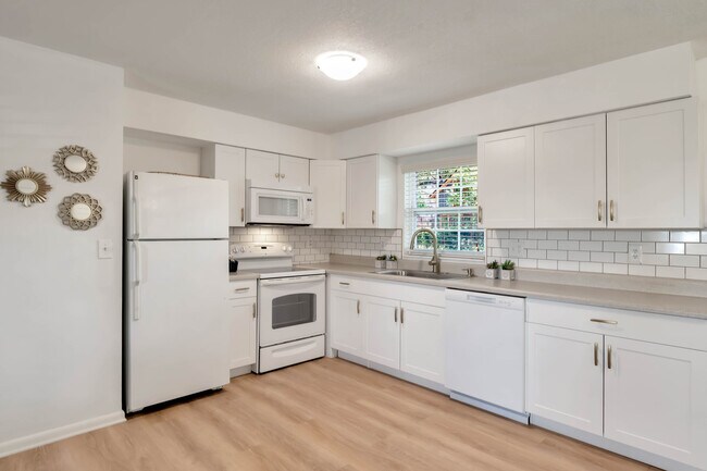 Building Photo - 539 W Osceola St